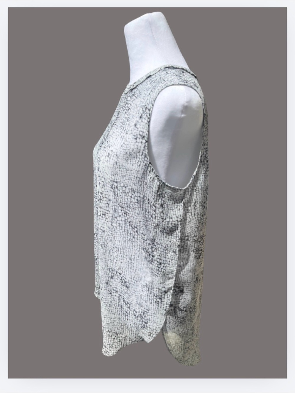 Vince Camuto Sleeveless Lightweight Split Hem Texture Print Tank Top Gray/White - Picture 2 of 6